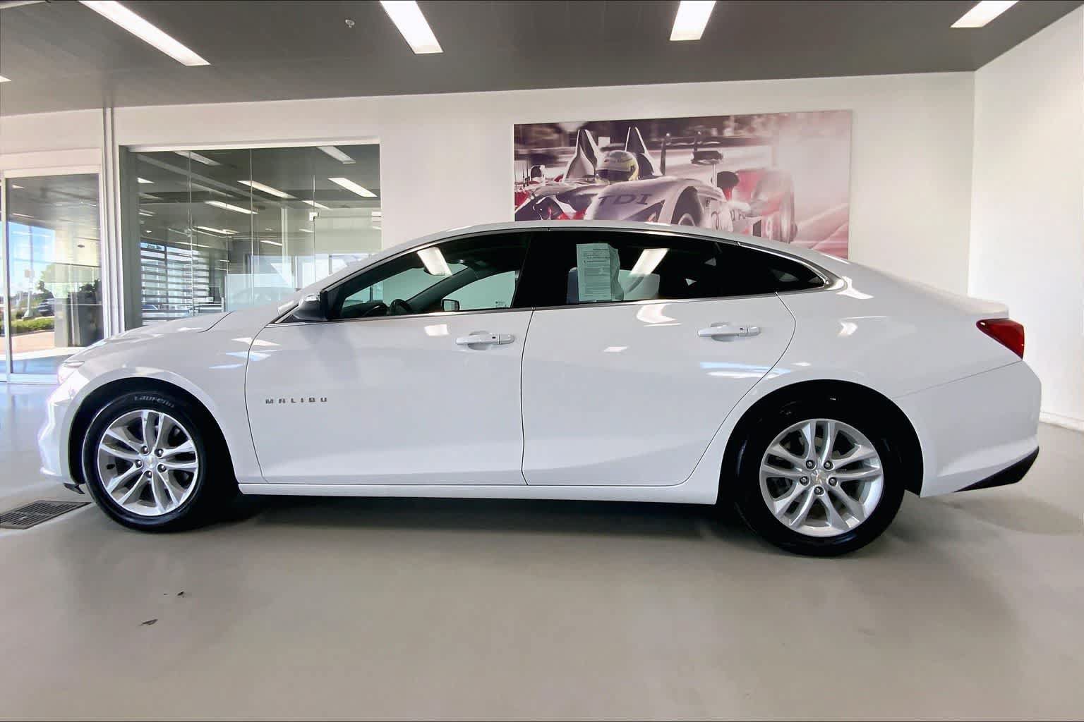 Used 2017 Chevrolet Malibu LT FWD image 3