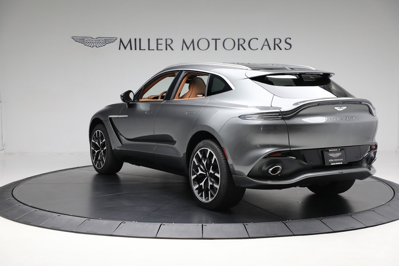 Used 2024 Aston Martin DBX AWD/4WD image 4