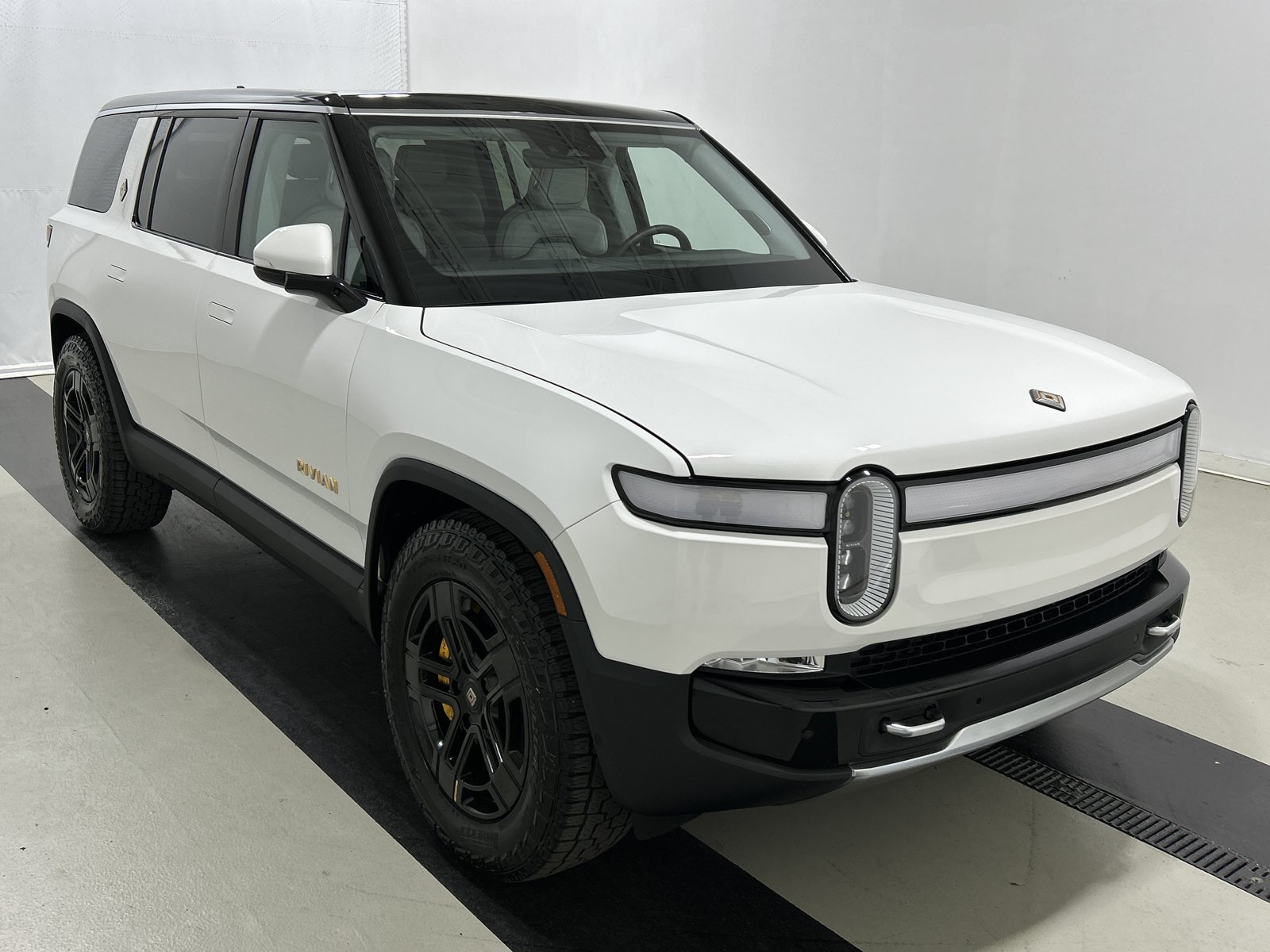 Used 2023 Rivian R1S Adventure AWD/4WD image 7