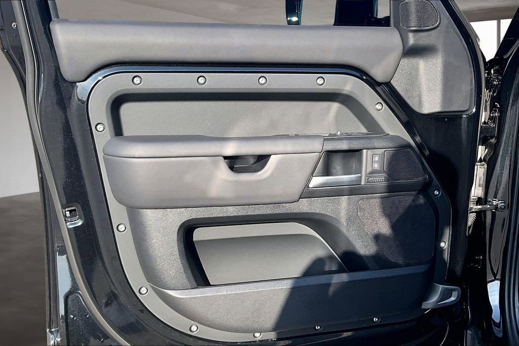 Used 2025 Land Rover Defender 130 X image 18