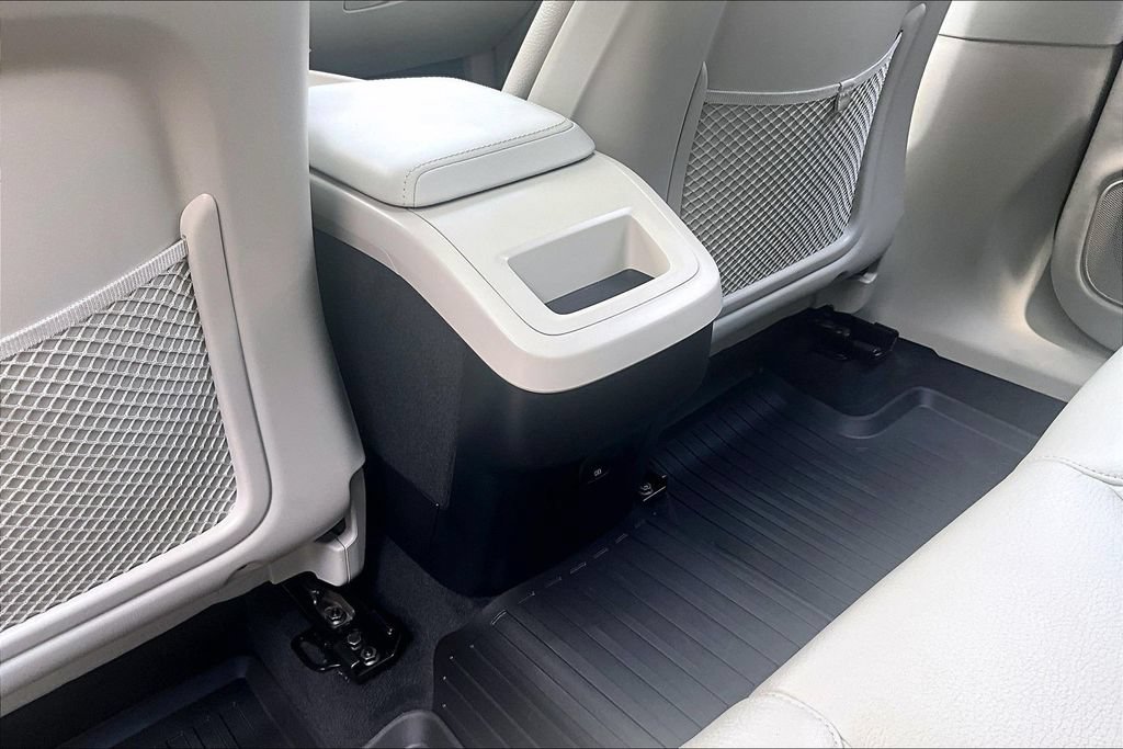Certified 2024 Volvo XC60 B5 Plus w/ Protection Package Premier AWD/4WD image 31