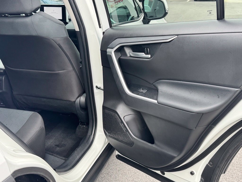 Used 2025 Toyota RAV4 XLE FWD image 25