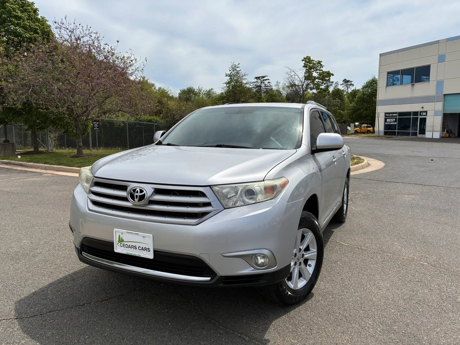 Used 2012 Toyota Highlander SE w/ Tow Pkg AWD/4WD image 2