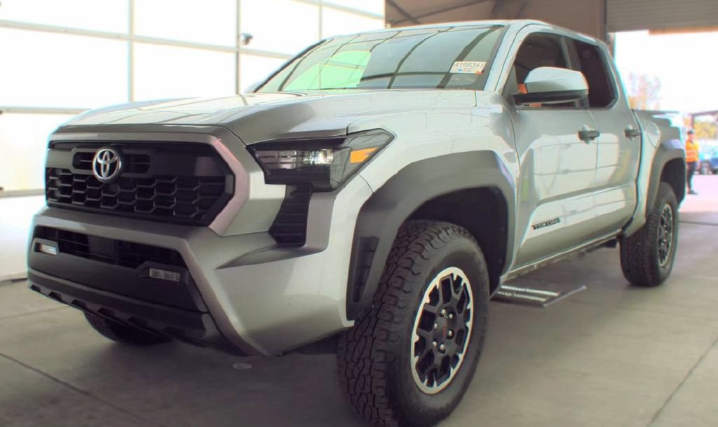 Used 2025 Toyota Tacoma TRD Off-Road AWD/4WD image 1
