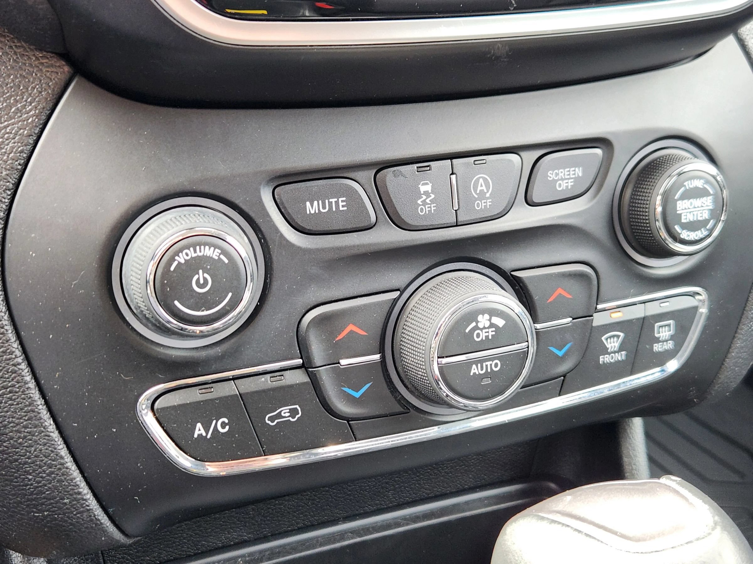 Used 2019 Jeep Cherokee Limited AWD/4WD image 38