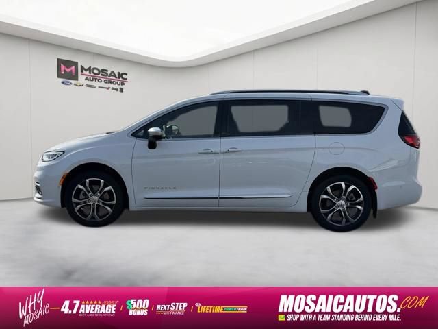 Used 2025 Chrysler Pacifica Pinnacle w/ Trailer Tow Group AWD/4WD image 4