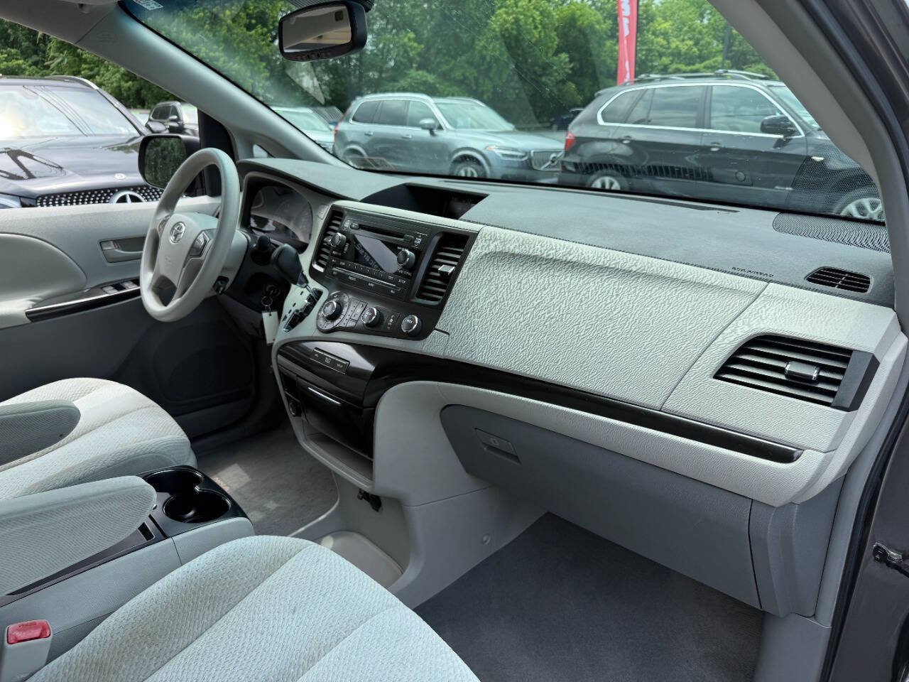 Used 2011 Toyota Sienna LE FWD image 33
