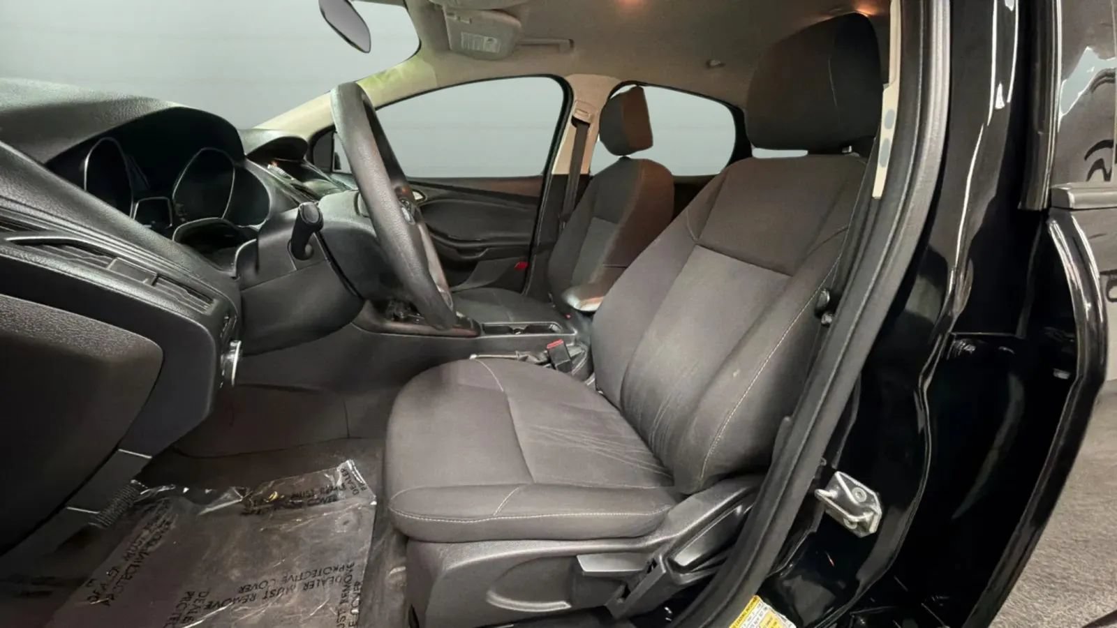 Used 2018 Ford Focus SE w/ SE Appearance Package FWD image 19