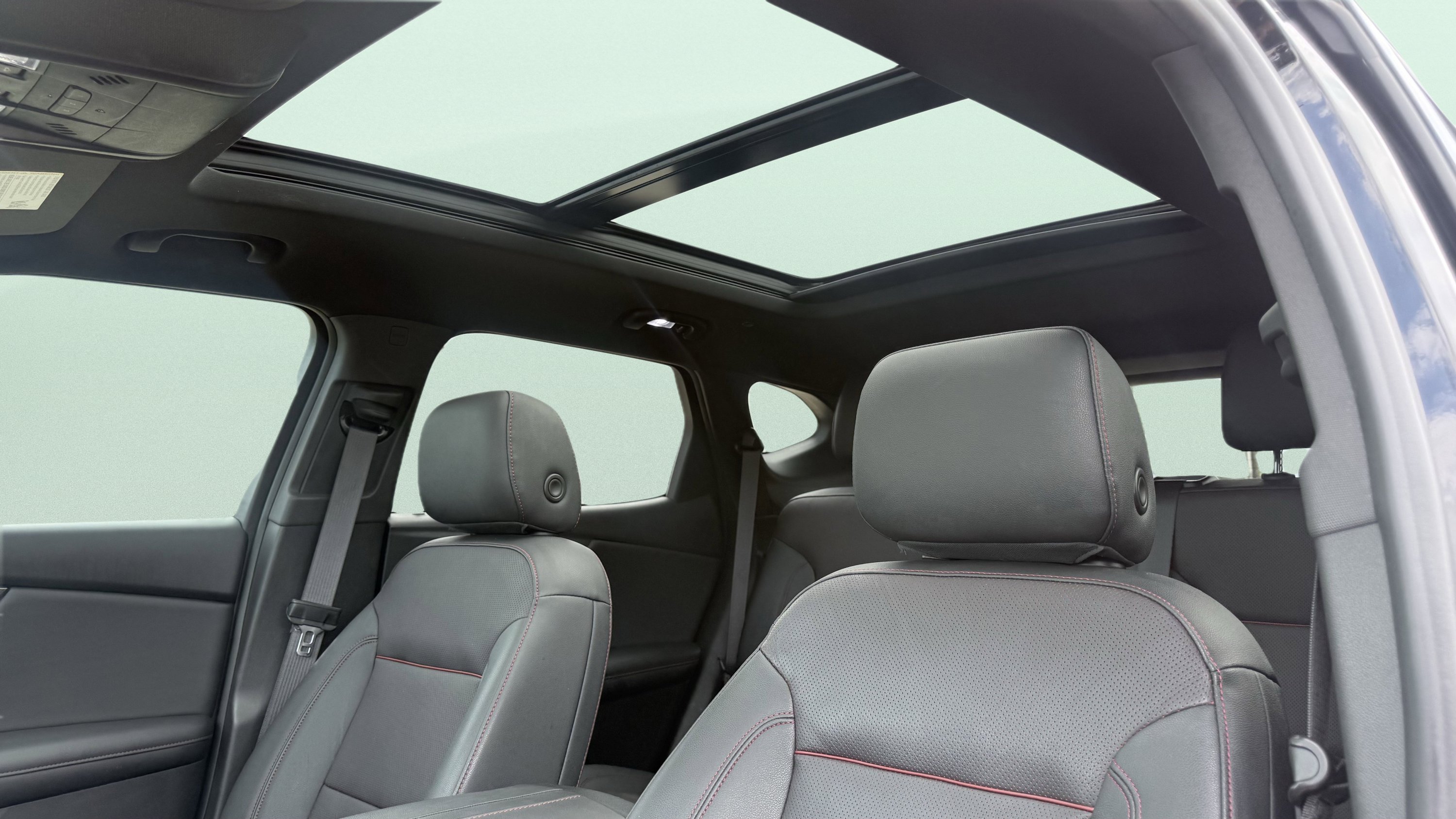 Used 2021 Chevrolet Blazer RS w/ Enhanced Convenience Package FWD image 2