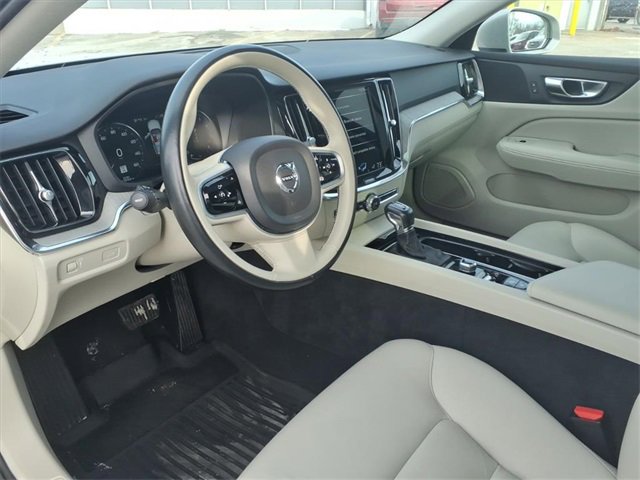 Used 2021 Volvo V60 T5 Cross Country image 8