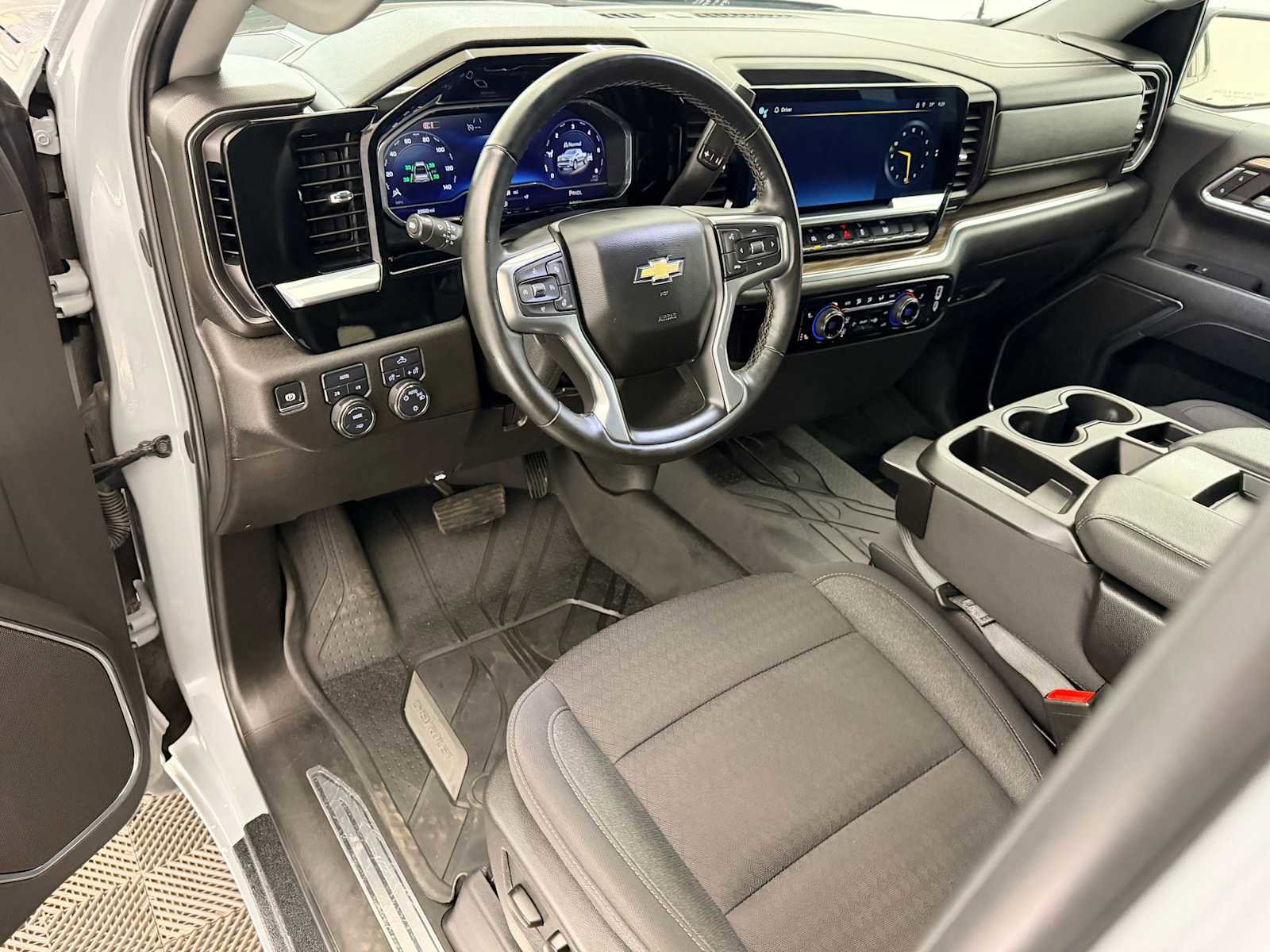 Used 2024 Chevrolet Silverado 1500 LT image 2