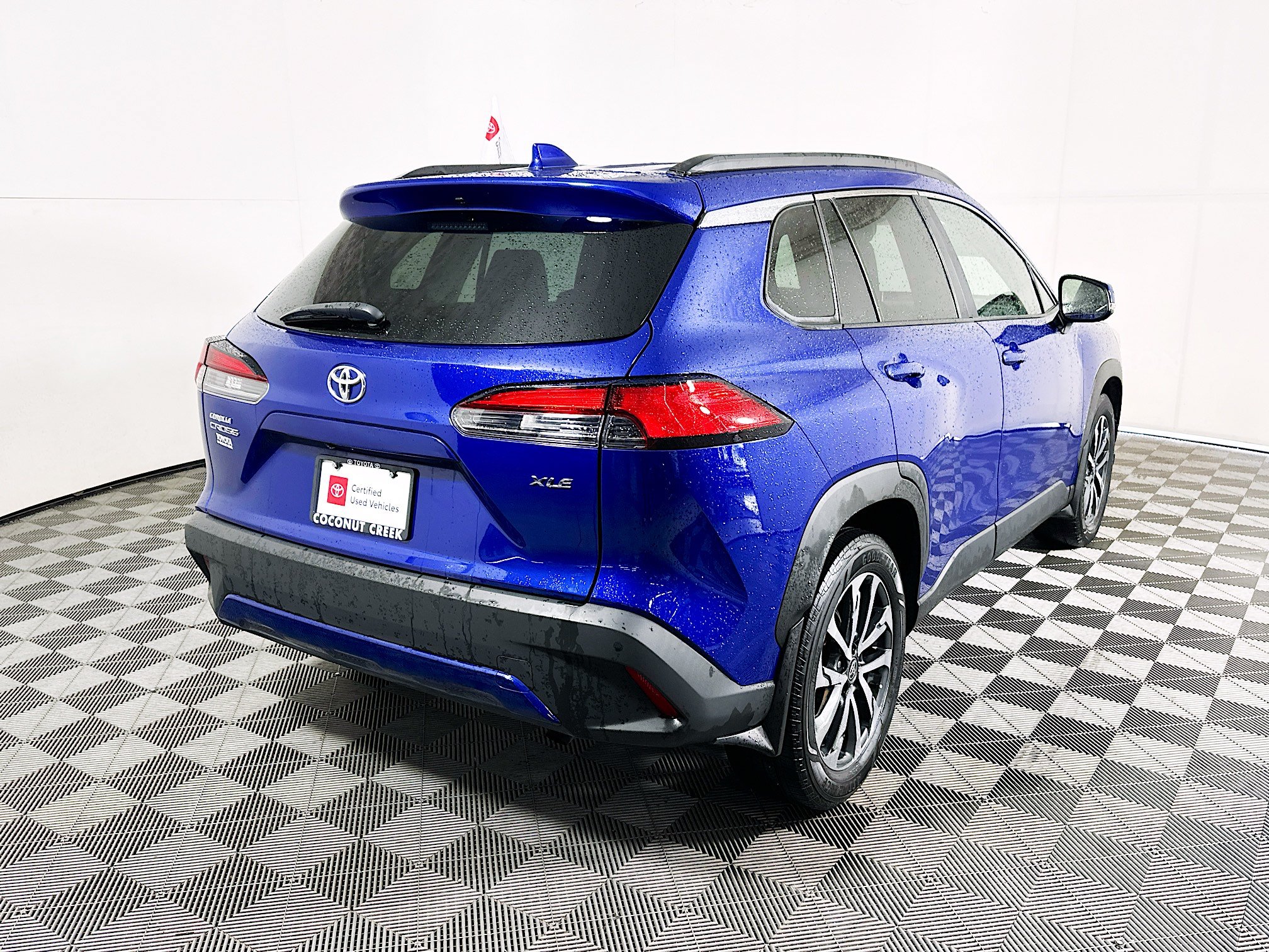 Used 2023 Toyota Corolla Cross XLE w/ Convenience Package FWD image 3