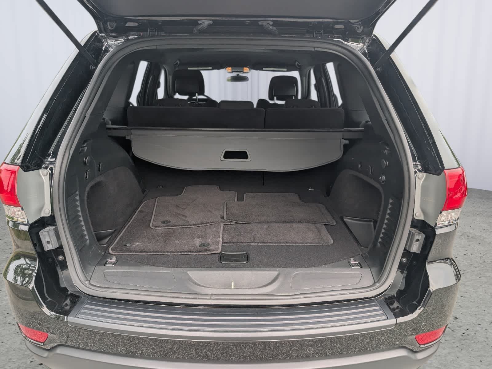 Used 2018 Jeep Grand Cherokee Laredo AWD/4WD image 12