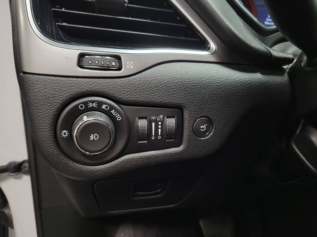 Used 2019 Jeep Cherokee Overland w/ Technology Group AWD/4WD image 29