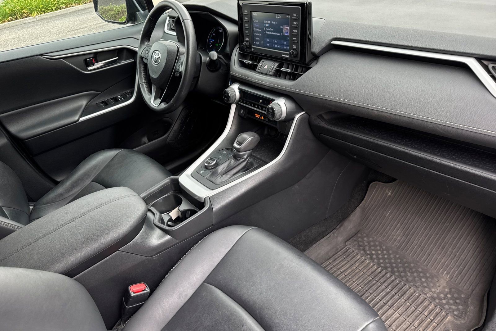 Used 2021 Toyota RAV4 XLE Premium image 18