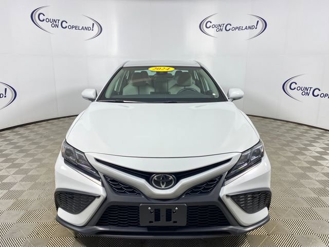 Used 2024 Toyota Camry SE FWD image 2
