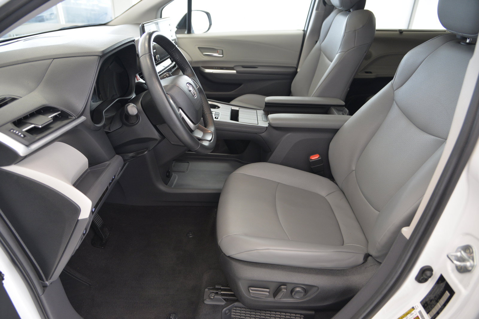 Used 2024 Toyota Sienna XLE AWD/4WD image 19