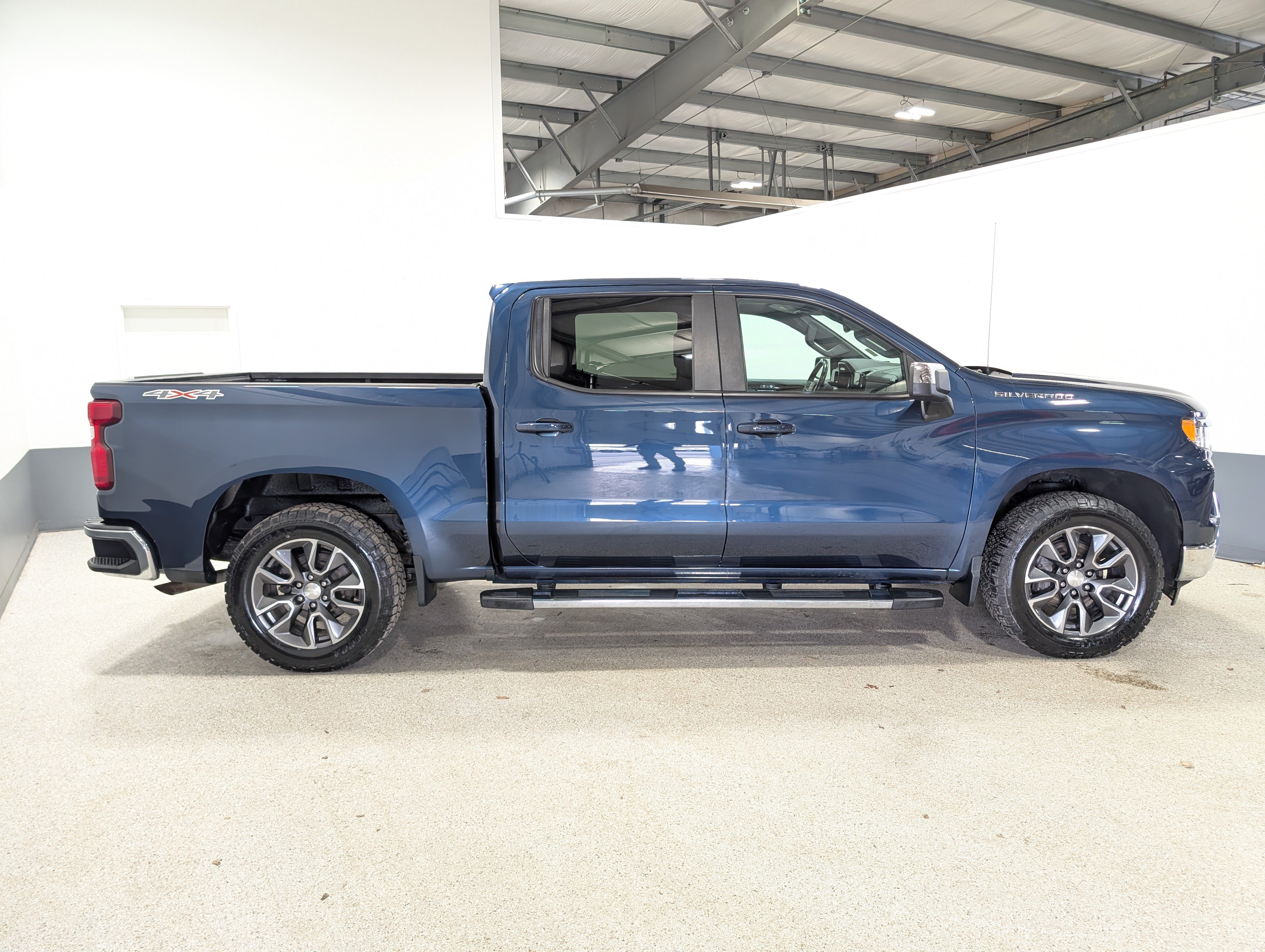 Used 2022 Chevrolet Silverado 1500 LT AWD/4WD image 2