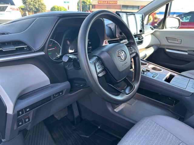 Used 2023 Toyota Sienna LE FWD image 13