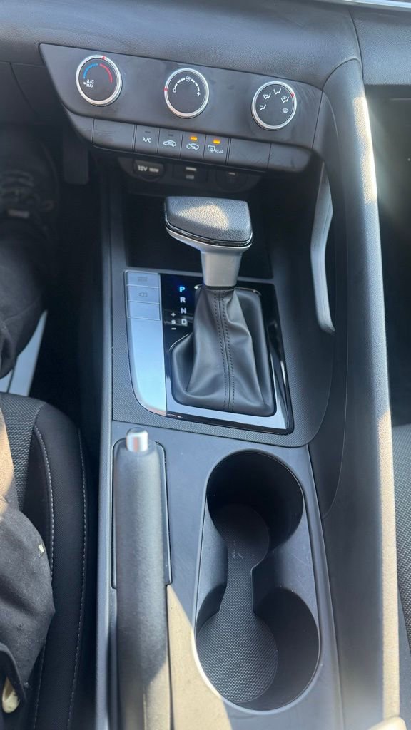 Certified 2025 Hyundai Elantra SE image 12