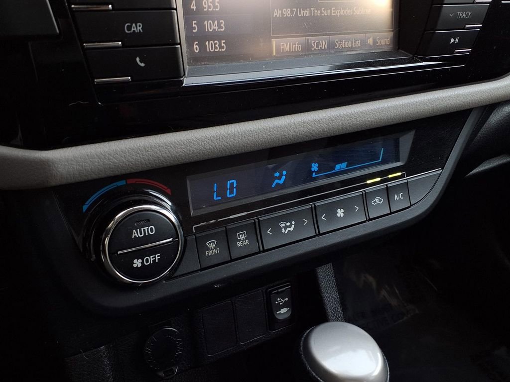 Used 2014 Toyota Corolla LE image 9