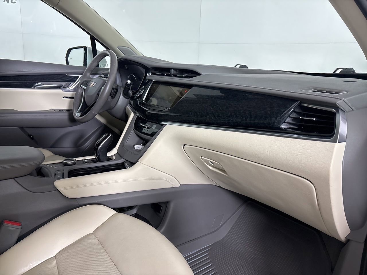 Used 2024 Cadillac XT6 Premium Luxury w/ LPO, Floor Liner Package image 32