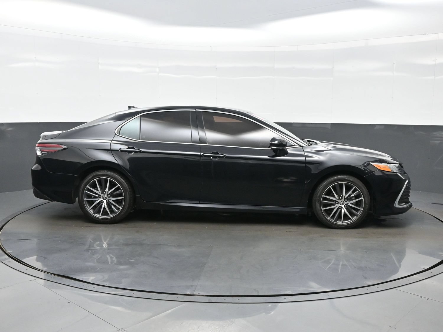 Used 2022 Toyota Camry XLE FWD image 7