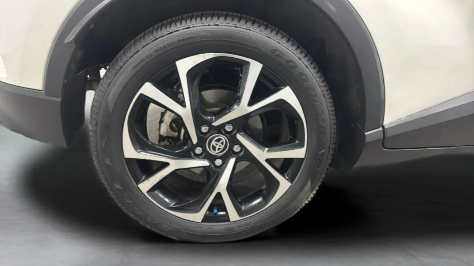 Used 2021 Toyota C-HR XLE FWD image 35