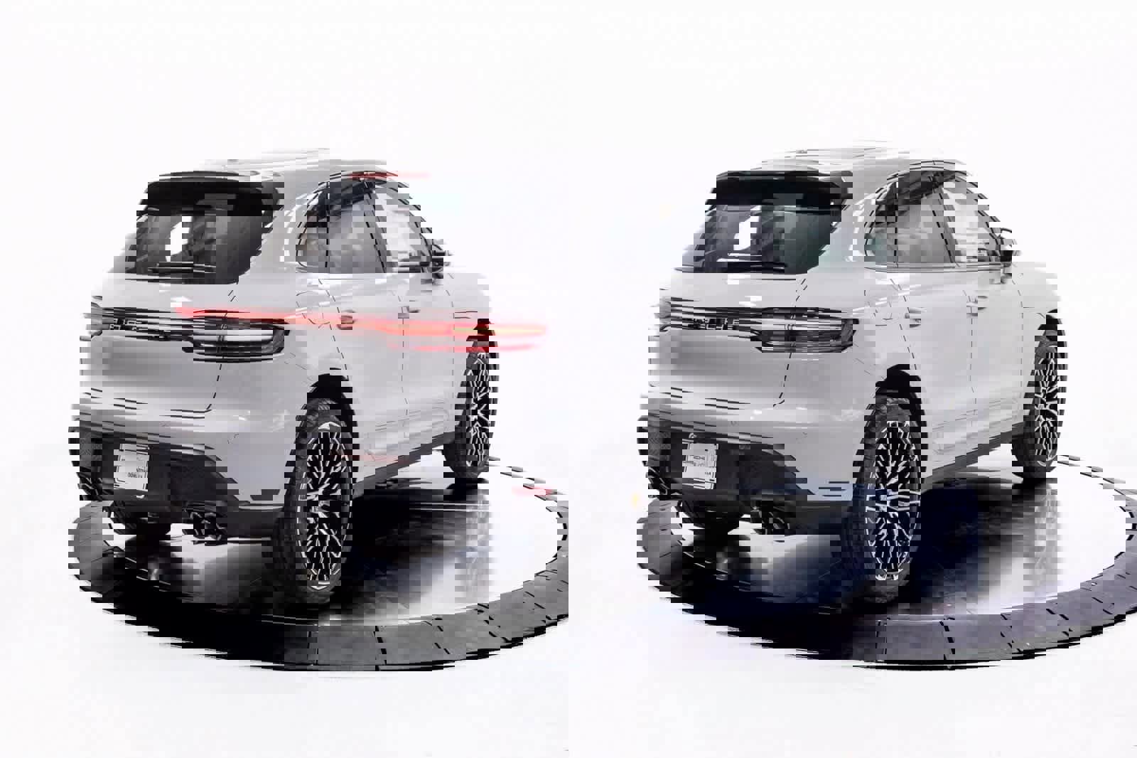 Certified 2025 Porsche Macan image 7