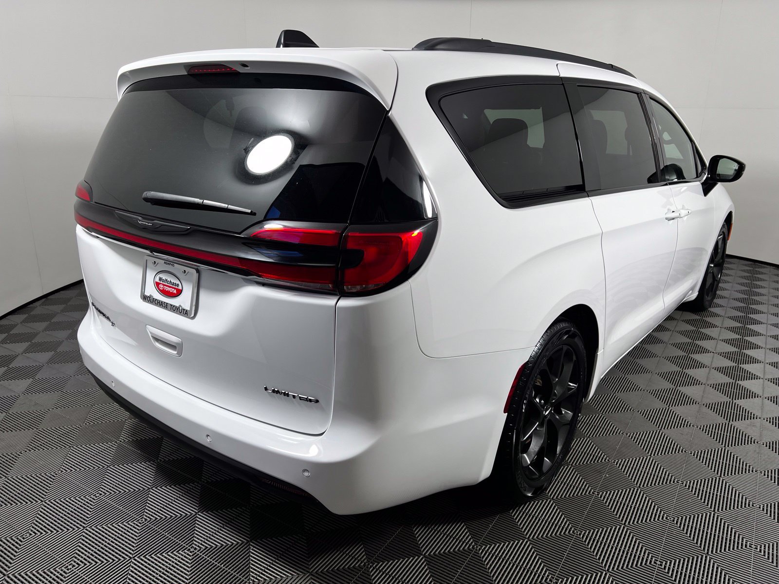 Used 2025 Chrysler Pacifica Limited FWD image 5