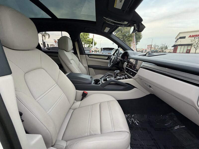 Used 2023 Porsche Cayenne S Platinum w/ Premium Package Plus image 49