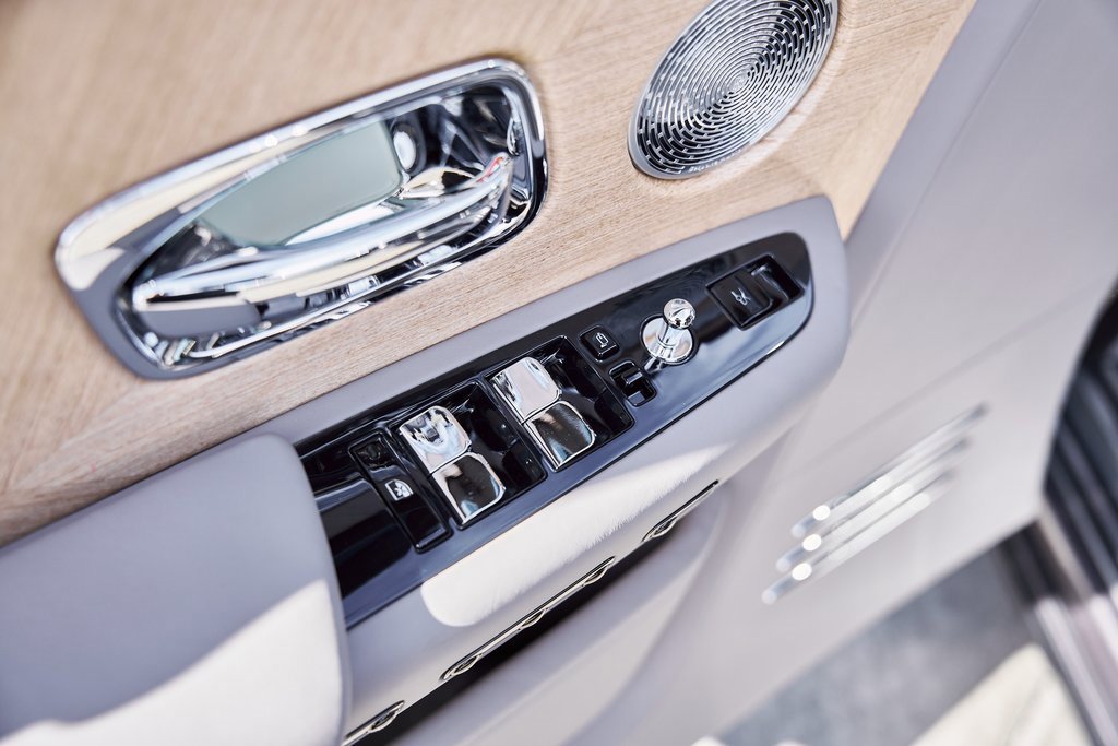 Used 2025 Rolls-Royce Phantom image 36