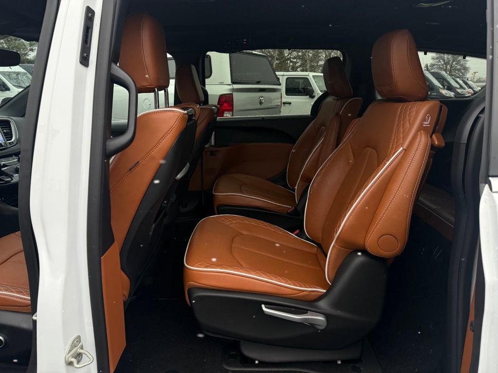 Used 2024 Chrysler Pacifica Pinnacle image 17