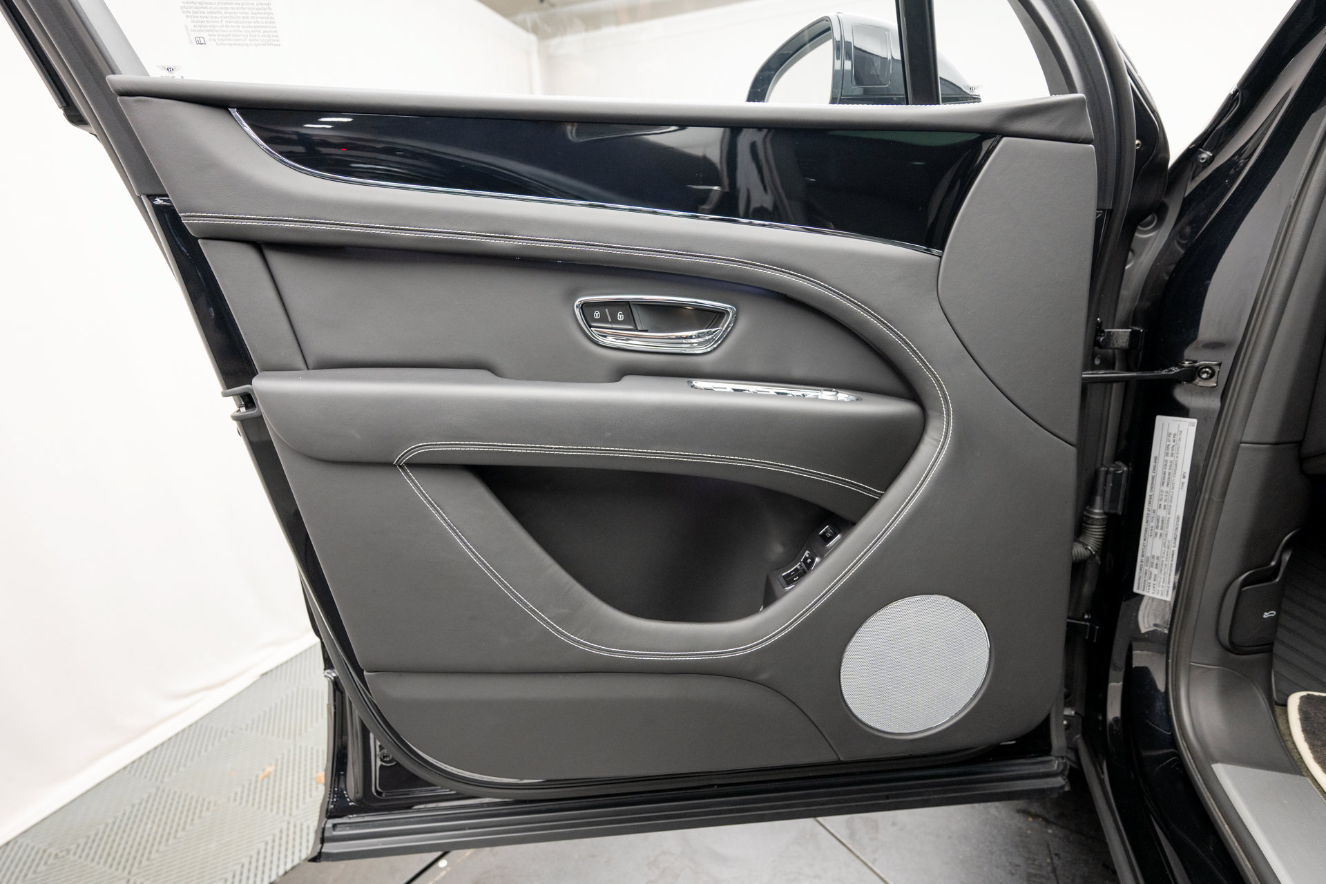 Certified 2022 Bentley Bentayga AWD/4WD image 34