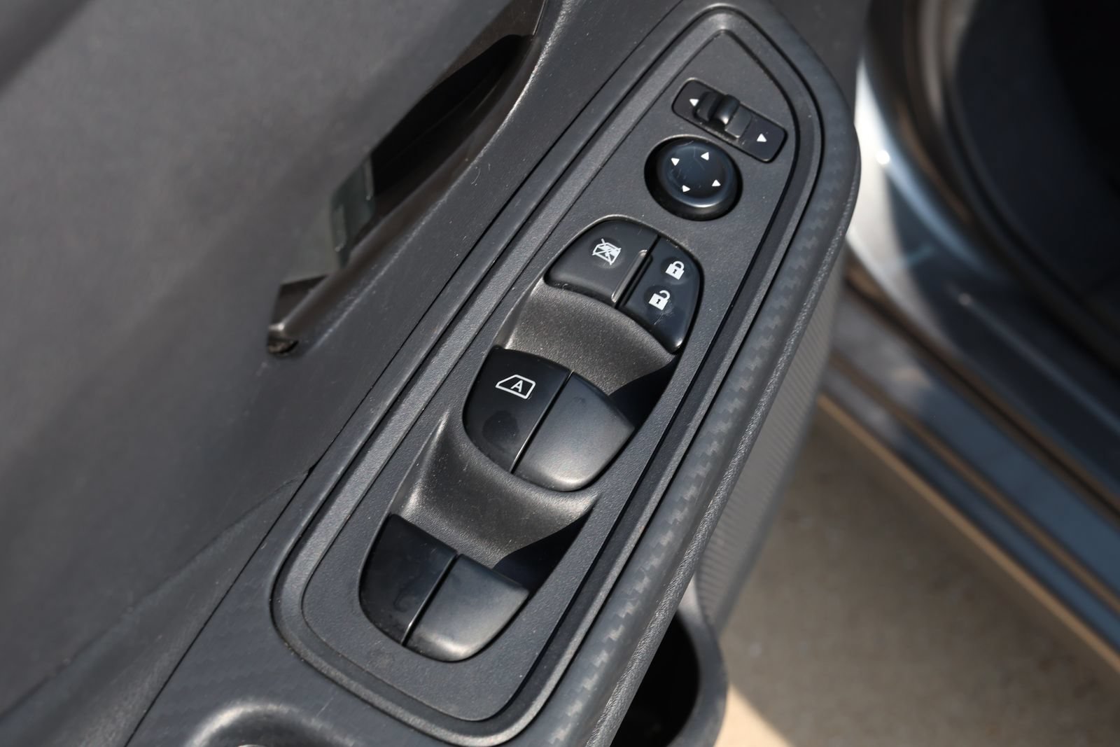 Used 2025 Nissan Versa S w/ Trunk Package FWD image 25