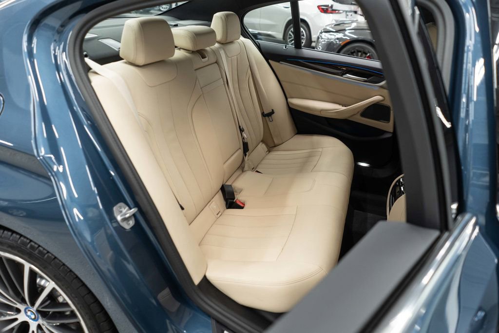 Used 2023 BMW 530e xDrive w/ Premium Package image 11