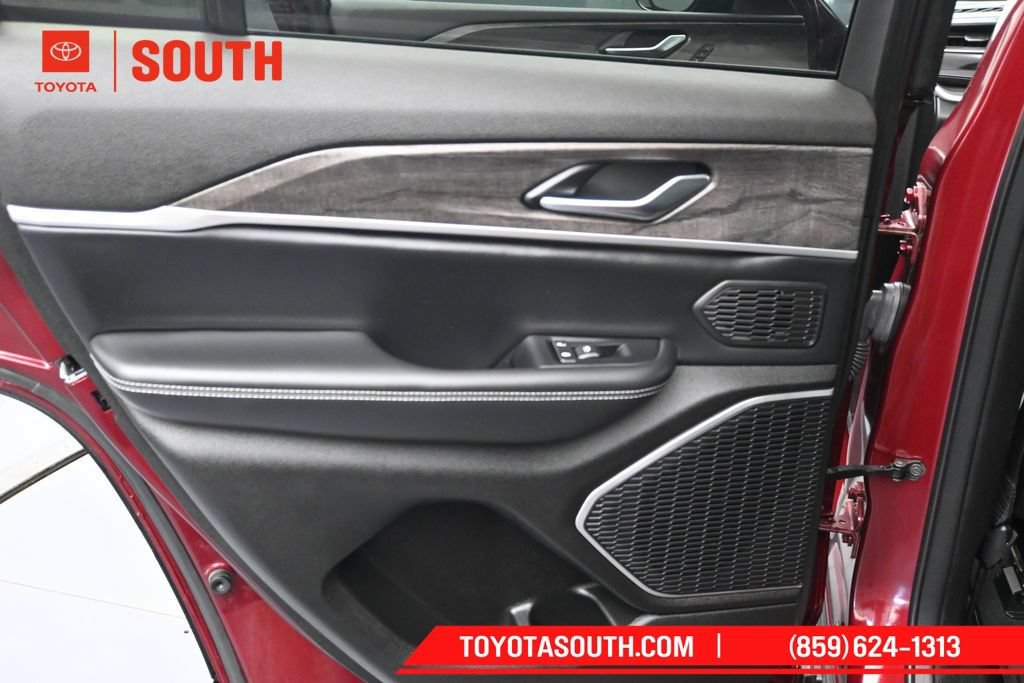Used 2023 Jeep Grand Cherokee Limited AWD/4WD image 25
