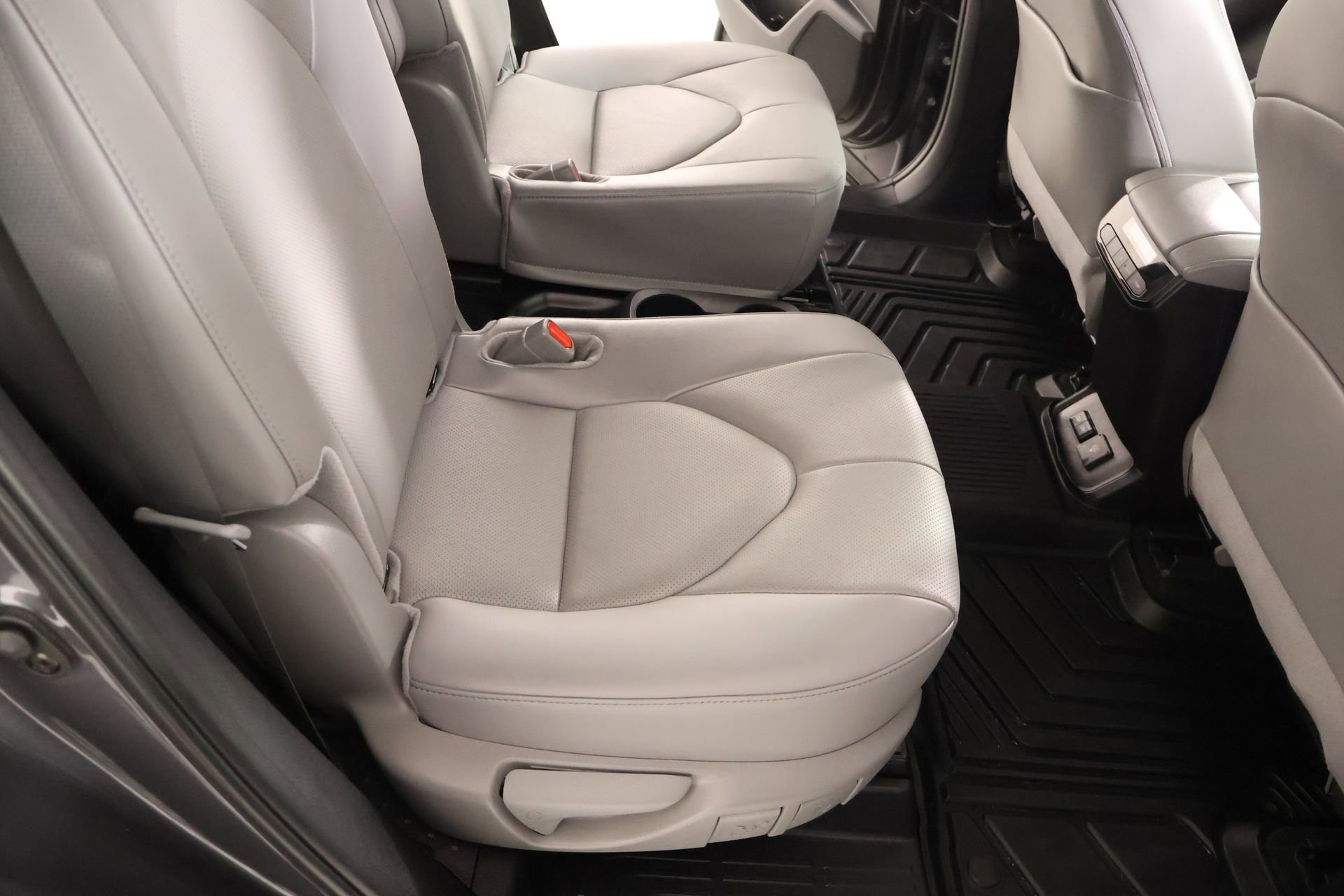 Used 2024 Toyota Highlander Limited FWD image 14