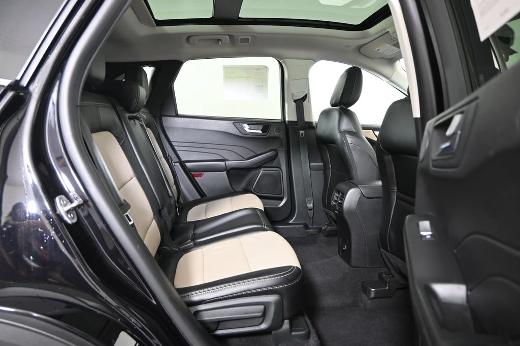 Used 2022 Ford Escape Titanium w/ Titanium Elite Package AWD/4WD image 16