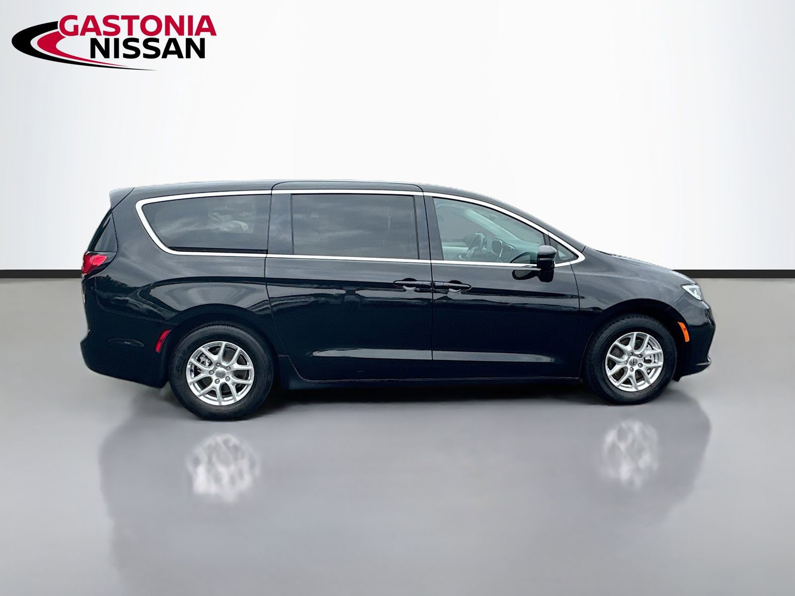 Used 2024 Chrysler Pacifica Touring-L FWD image 10