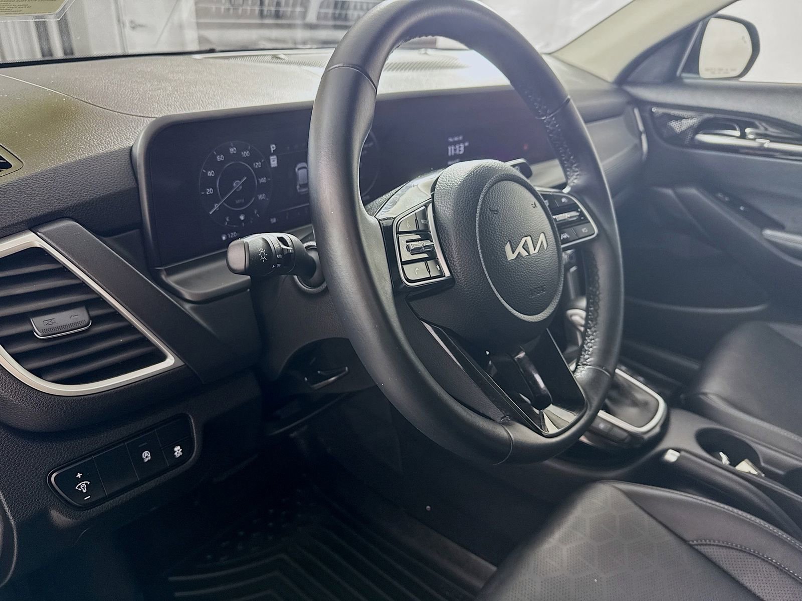 Used 2024 Kia Seltos EX image 6