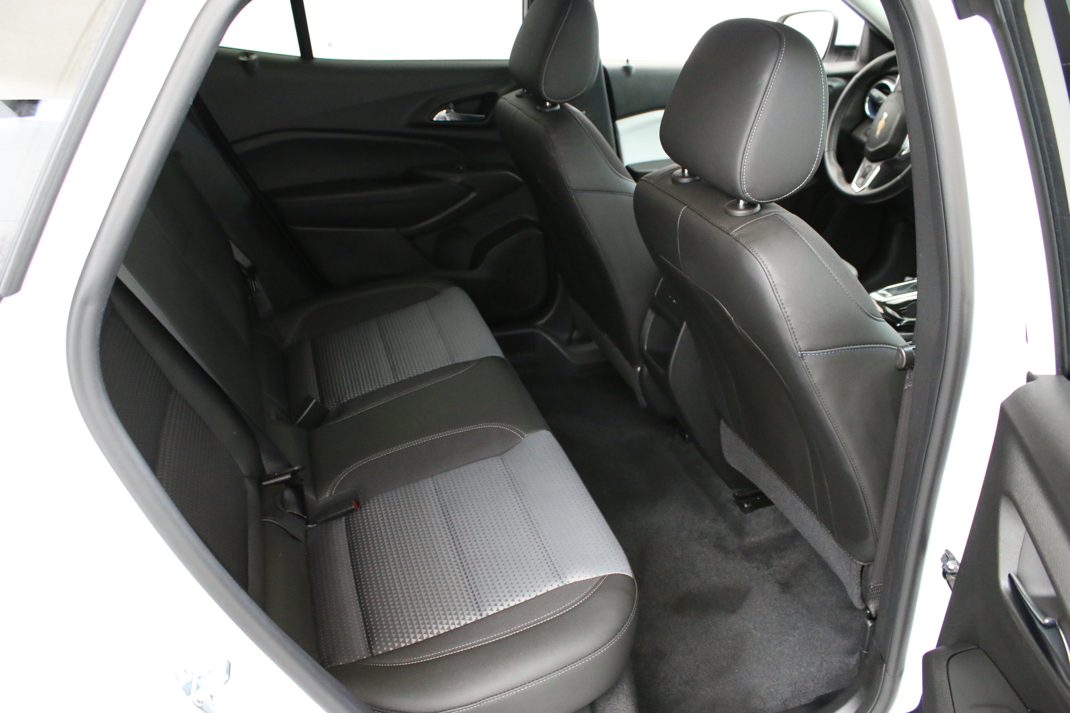Used 2024 Chevrolet Trax LT w/ LT Convenience Package FWD image 6