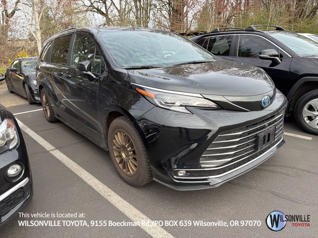 Used 2025 Toyota Sienna Platinum image 1