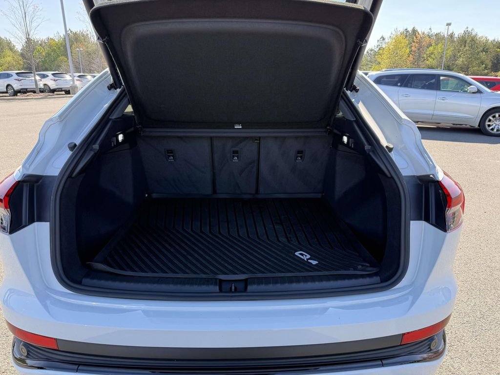 Used 2024 Audi Q4 e-tron Prestige image 27