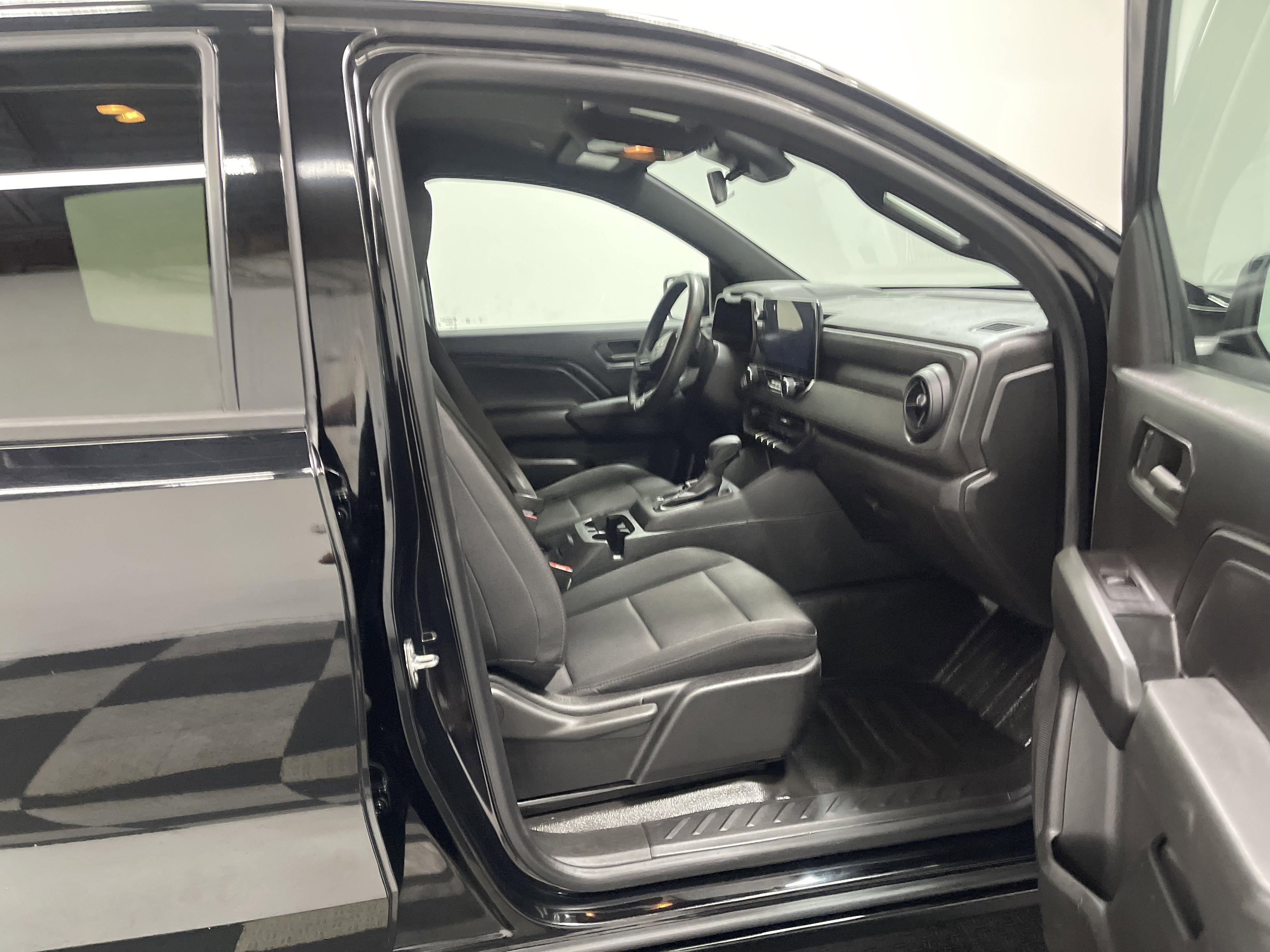 Used 2023 Chevrolet Colorado W/T RWD image 25