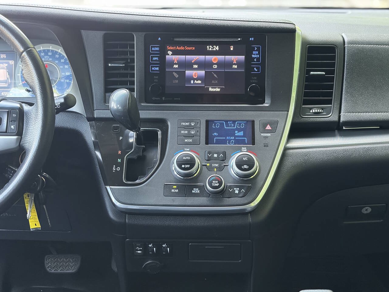 Used 2017 Toyota Sienna SE Premium FWD image 28