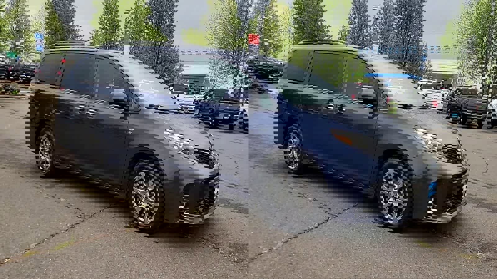 Used 2019 Toyota Sienna SE w/ SE Preferred Package AWD/4WD image 2