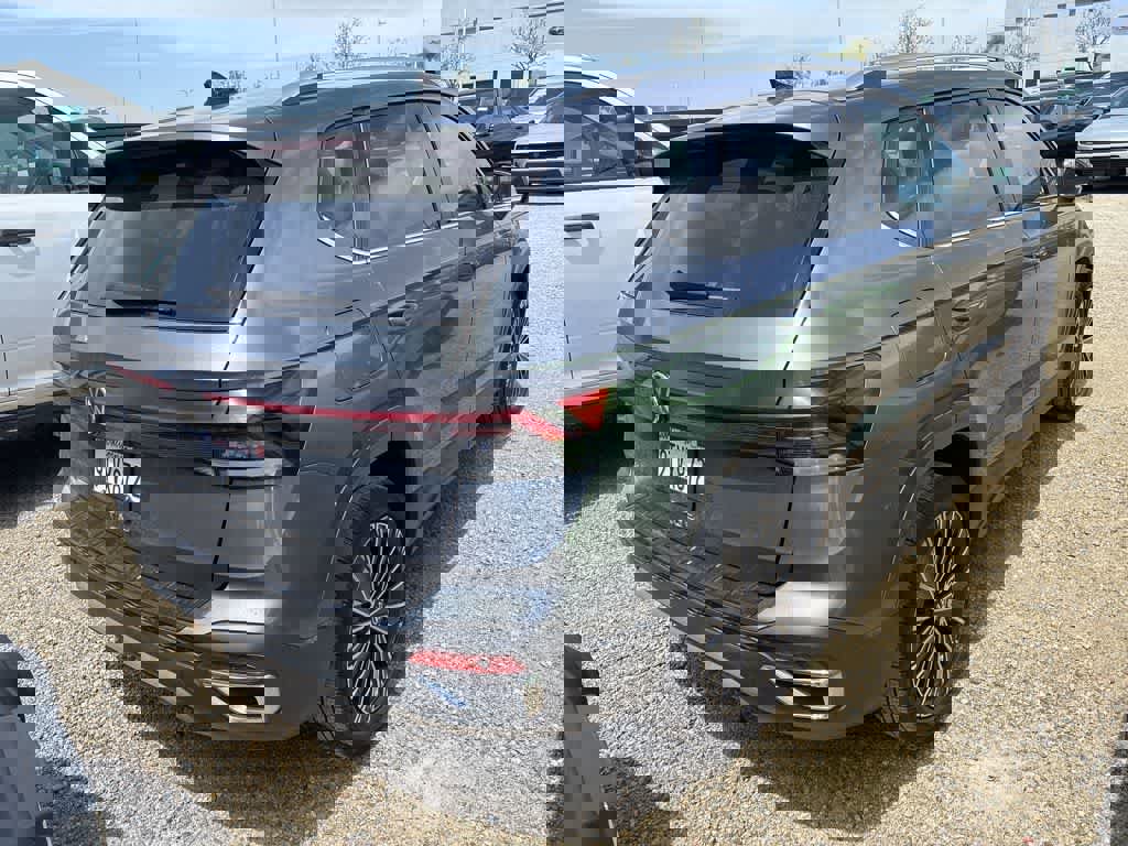 Used 2025 Volkswagen Taos SE FWD image 6