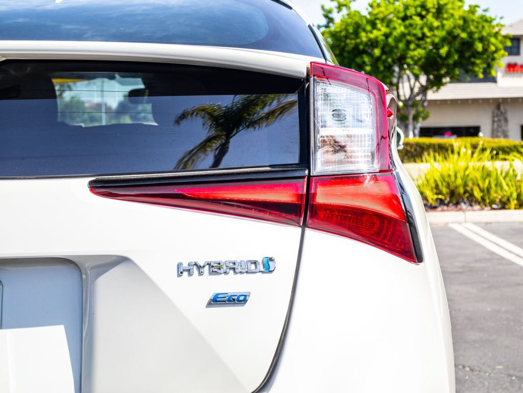 Used 2019 Toyota Prius L Eco w/ Carpet Mat Package FWD image 11
