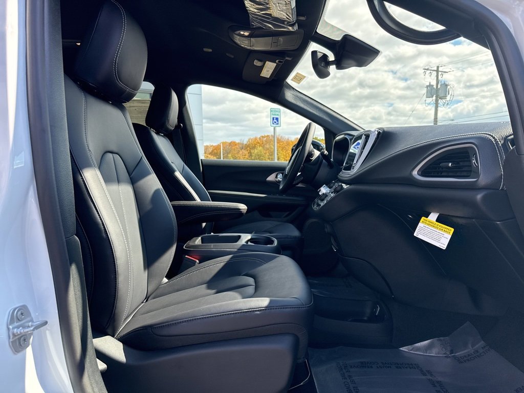 New 2026 Chrysler Pacifica Select image 10
